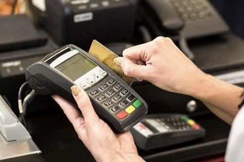 Giám đốc công ty chiếm đoạt tiền của ngân hàng bằng giao dịch khống qua thẻ tín dụng