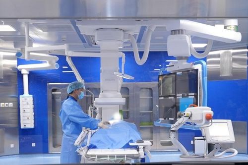 Thoát cảnh liệt giường nhờ bơm xi măng sinh học khôi phục 2 đốt sống vỡ, xẹp
