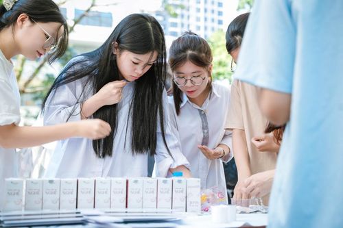 Sinh viên 'hô biến' vỏ chai mỹ phẩm thành phụ kiện tái chế bảo vệ môi trường