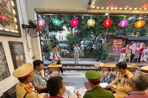 Phát tờ rơi an toàn giao thông trên 'phố đường tàu' Hà Nội