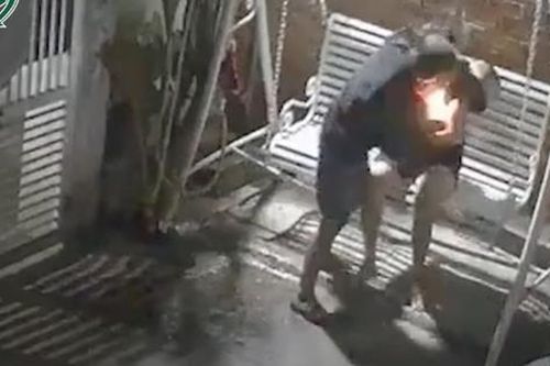 Mâu thuẫn trong lúc chờ ly hôn, chồng rút xăng từ xe máy châm lửa đốt vợ