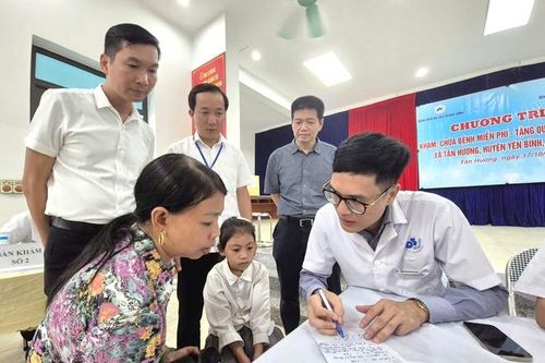 Khám bệnh da miễn phí cho hàng trăm người dân sau bão lũ
