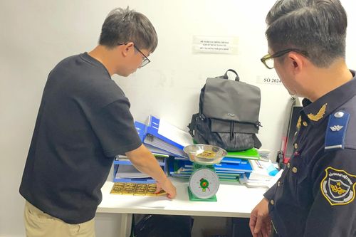 Cận cảnh khách nước ngoài giấu 7kg kim loại nghi là vàng tại sân bay Nội Bài