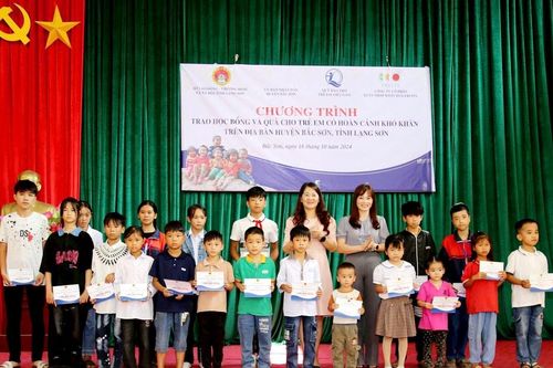 Trao học bổng cho học sinh có hoàn cảnh đặc biệt, khó khăn tại Lạng Sơn