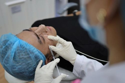 Người đàn ông trả giá đắt vì nâng mũi 'giải hạn tuổi 49'