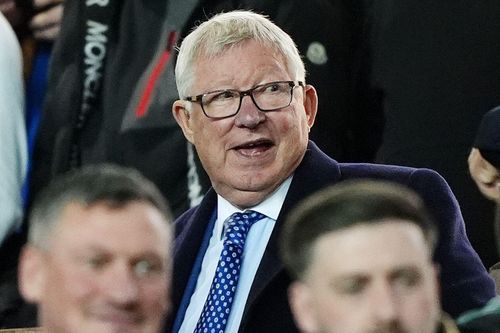 Cầu thủ Man Utd được khuyên trả lương cho Sir Alex