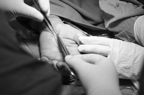 Căn bệnh khiến người phụ nữ đau nhức cổ tay suốt 1 năm