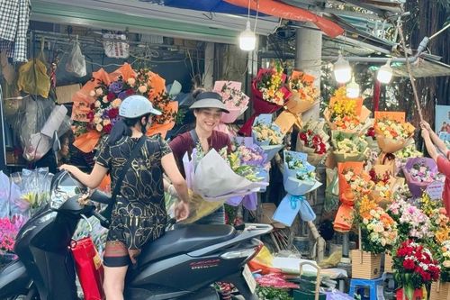 Thị trường hoa, quà tặng 'tăng nhiệt' cận Ngày phụ nữ Việt Nam 20/10