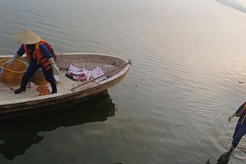 Tăng cường đảm bảo vệ sinh môi trường trên hồ Tây dịp giao mùa