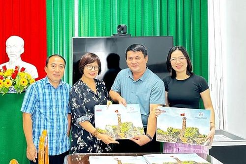 Trao phụ san Báo Nhân Dân về Cột cờ Hà Nội tặng học sinh, sinh viên tại Cần Thơ
