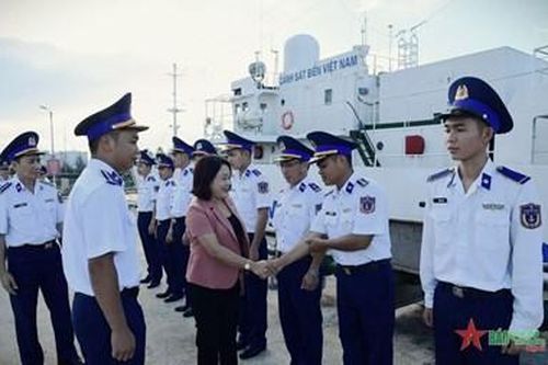 Thăm, tặng quà hai tàu Vùng Cảnh sát biển 2 tham gia cứu nạn