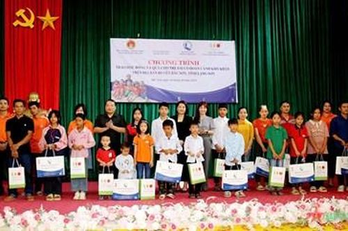 Hơn 560 triệu đồng dành tặng trẻ em có hoàn cảnh đặc biệt, khó khăn tỉnh Lạng Sơn