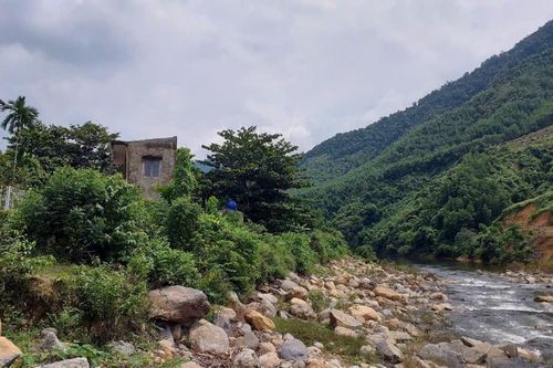 Nỗi lo sạt lở núi ở Hòa Bắc