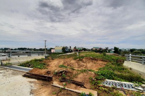Cầu dang dở do thiếu đất đắp!