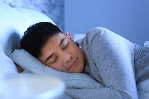 Ngủ cùng điện thoại hại sức khỏe thế nào?