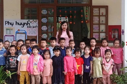 Cô giáo trẻ người Nùng bám bản giữ trẻ tới trường