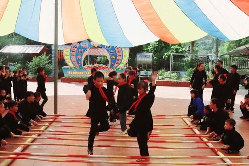 Thầy cô kiêm 'bảo mẫu'
