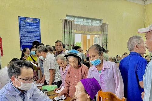 Hệ thống Giáo dục Đại Việt khám bệnh, trao học bổng cho học sinh các tỉnh phía Bắc
