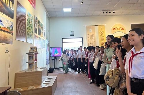Triển lãm về di tích Văn Miếu - Quốc Tử Giám tại Cần Thơ