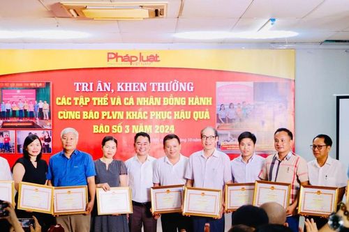 Báo Pháp luật Việt Nam tri ân, khen thưởng cá nhân, doanh nghiệp chung sức hỗ trợ đồng bào thiệt hại do bão lũ
