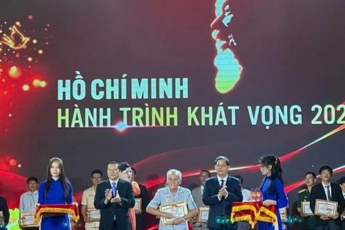 Giao lưu các điển hình tiêu biểu trong học tập và làm theo gương Bác