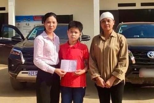 Trao sổ tiết kiệm cho em nhỏ làng Nủ mất cha sau trận lũ kinh hoàng
