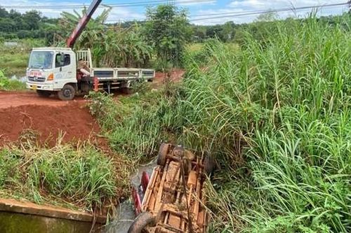 Nguyên nhân xe tải lật ngửa dưới mương làm 3 người tử vong