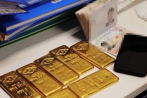 Hải quan Nội Bài phát hiện du khách giấu 7kg kim loại nghi vàng trong người