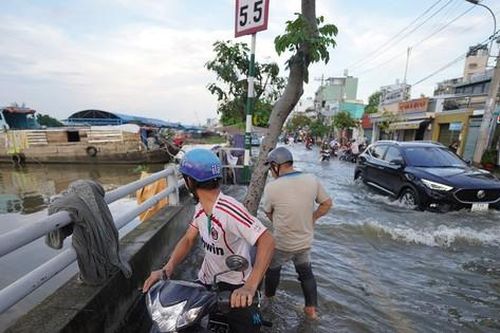 Triều cường dâng cao, người dân TPHCM chật vật lội nước về nhà