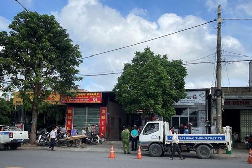 Chủ nhà tử vong khi tài xế lùi xe bán tải tốc độ cao, đâm đổ tường rào