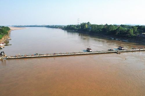 Dừng phà quân đội, lắp lại cầu phao Phong Châu