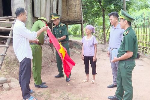 Chung sức giữ gìn sự bình yên cho bản làng vùng biên