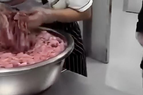 Ám ảnh vì suất ăn gần 50.000 đồng ở trường