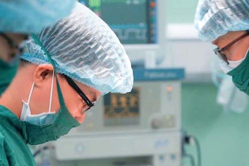 Thanh niên 23 tuổi thoát khỏi bệnh vẹo cột sống phức tạp