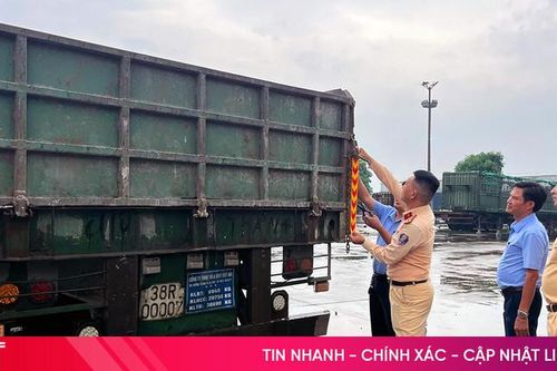 CSGT Hà Tĩnh dán phản quang, hướng dẫn tài xế xử lý sự cố giao thông