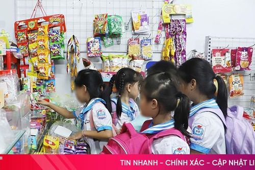 Mối lo từ đồ ăn vặt không rõ nguồn gốc trước cổng trường