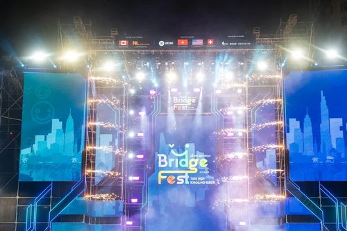 Ban nhạc đặc biệt của cán bộ ngoại giao quốc tế trình diễn tại BridgeFest 2024