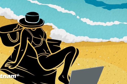 Dư luận 'tức giận' và 'ghen tị' với 2 cô gái mặc bikini gõ laptop trên bãi biển