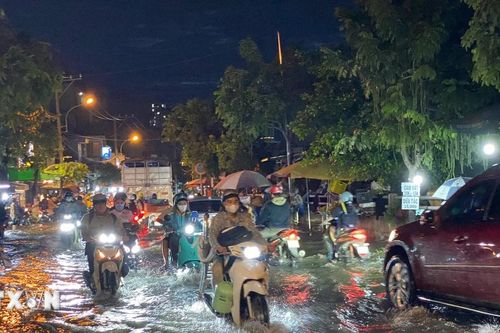 TP Hồ Chí Minh đạt đỉnh triều cường, nhiều tuyến đường ngập nặng