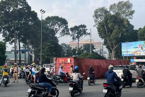 TP Hồ Chí Minh: Xe container rơi thùng hàng giữa ngã 6, khiến giao thông rối loạn