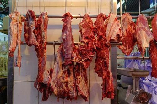 Thịt lợn bày trên bàn, thịt bò treo lên cao, không phải ai cũng biết lý do