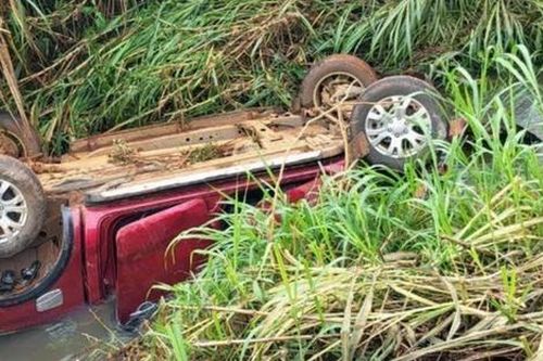 Thương tâm 3 người tử vong sau khi xe bán tải lao xuống suối