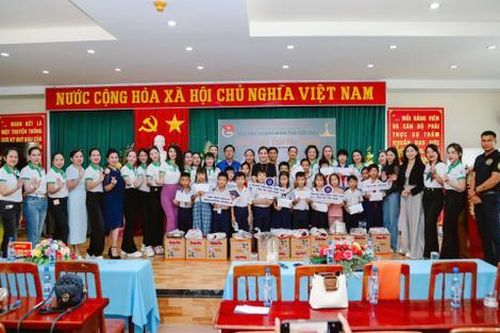 Ninh Thuận tiếp nhận hàng trăm phần quà thiện nguyện từ cuộc thi hoa hậu