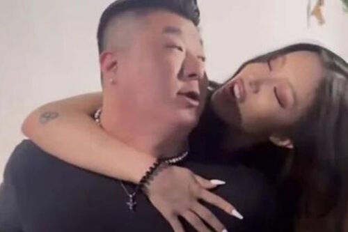 Lộ ảnh Jessi ôm hôn người đàn ông trong vụ đánh fan xin chụp ảnh, nữ ca sĩ hết đường lui?
