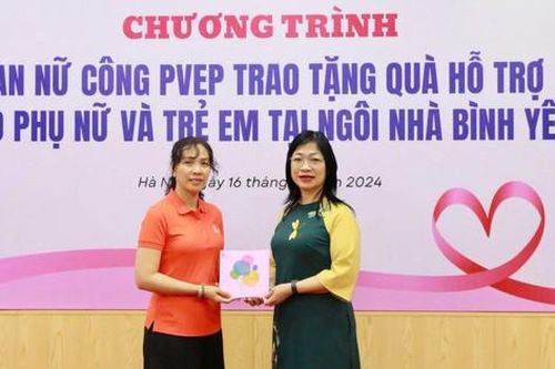 Tổng Công ty Thăm dò Khai thác Dầu khí trao quà cho Ngôi nhà Bình yên nhân dịp 20/10