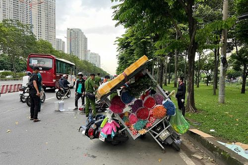 Mất mạng khi đứng bán hoa dưới lòng đường