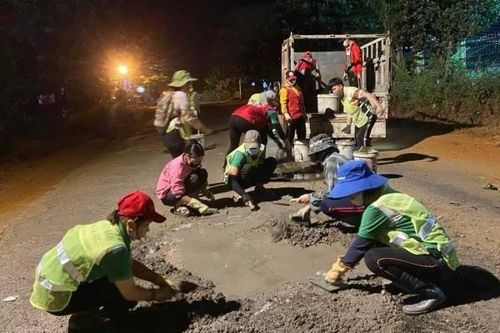 Những chiến sĩ tình nguyện trắng đêm 'vá đường' miễn phí ở Gia Lai