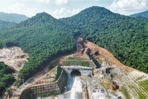 Hầm đường bộ cao tốc qua Hà Tĩnh chưa thông do vướng đất rừng