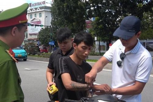 Thừa Thiên Huế: Khởi tố đối tượng táo tợn cướp giật tài sản người đi đường