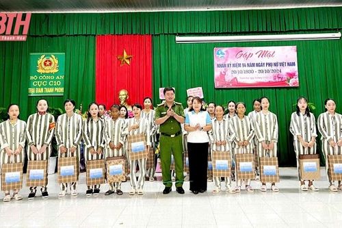 Hội LHPN tỉnh thăm, tặng quà nữ phạm nhân dịp 20/10